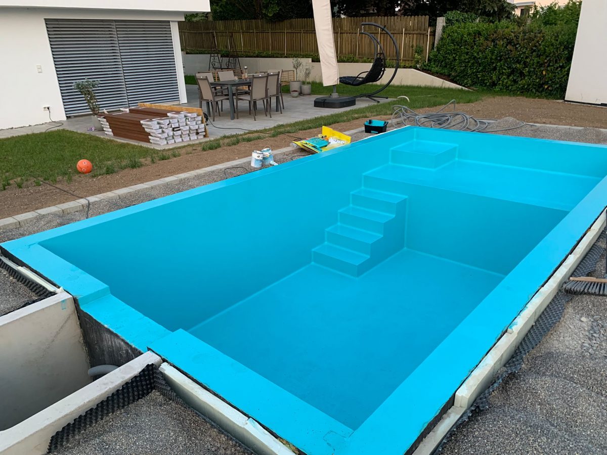 Pool im Bau, die Betonschale ist geschalt, betoniert und beschichtet